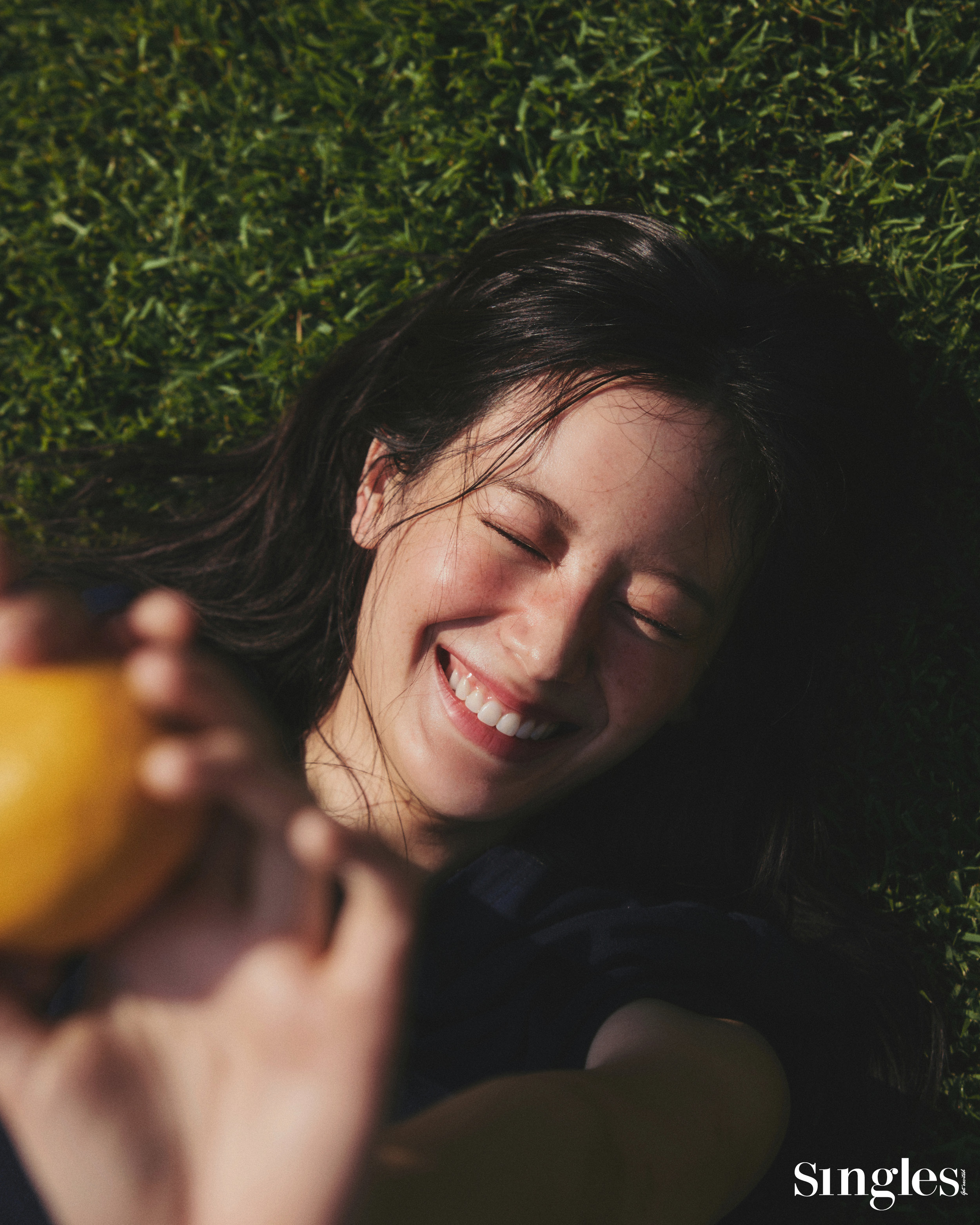 배우 장규리의 싱글즈 7월 호 화보 이미지, 장규리 화보, 싱글즈 화보, 로에베의 제품을 착용하였다. 